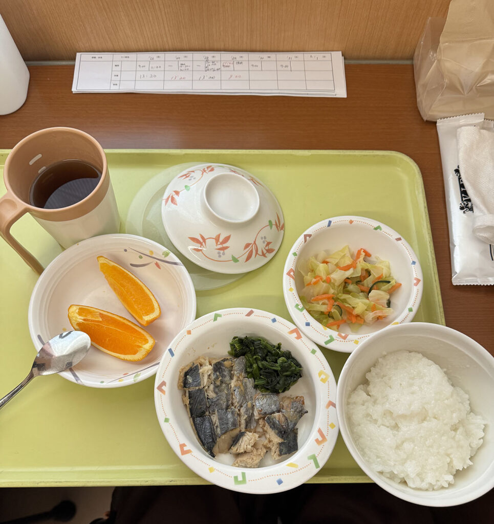 病院の昼食で提供された骨のない魚のおかずとご飯、副菜が並ぶトレー