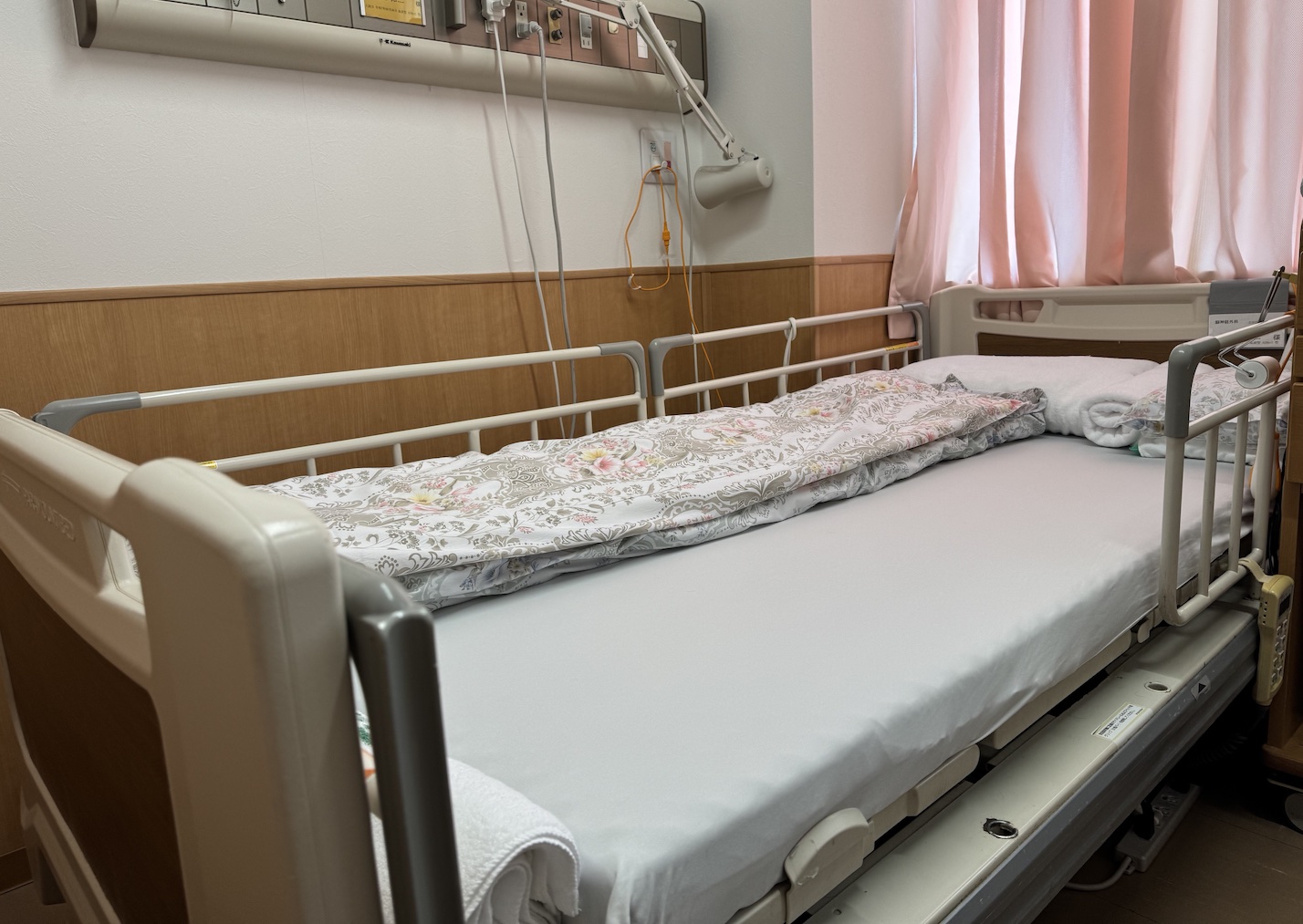 脳梗塞の回復期病棟でシーツ交換を終えた病室のベッド