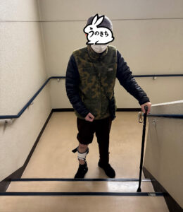 脳梗塞後の片麻痺リハビリで階段を杖と装具を使って昇り降りする様子