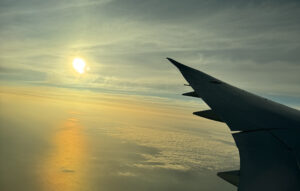 飛行機の翼と朝日が広がる空の風景｜退院という節目と生活期の新しいステージの始まりを象徴する写真