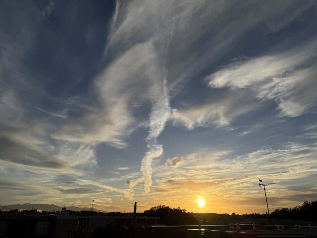 脳梗塞回復期135日目の記録。夕暮れの空と伸びる雲の風景。