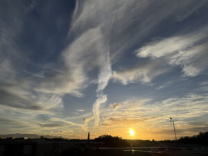 脳梗塞回復期135日目の記録。夕暮れの空と伸びる雲の風景。