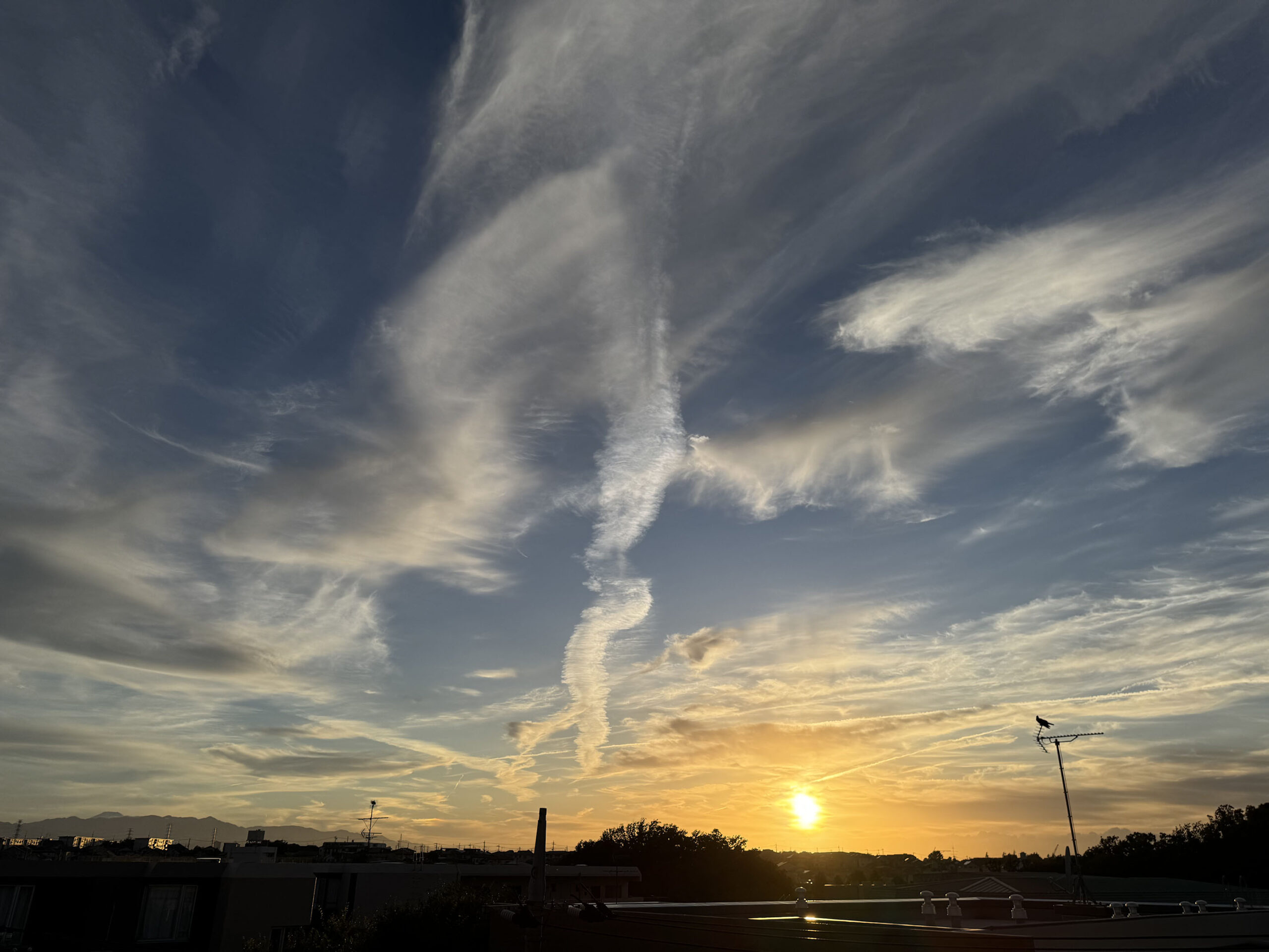脳梗塞回復期135日目の記録。夕暮れの空と伸びる雲の風景。