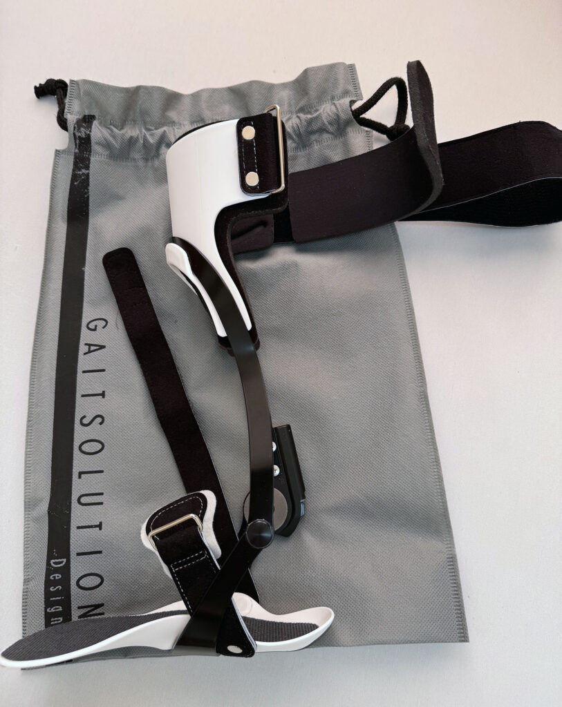 脳梗塞後の歩行訓練で使用している短下肢装具（ゲイトソリューションデザイン）