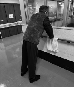 回復期137日目、病棟の手すりを使って上半身を支えながら自主リハビリを行う様子（右半身麻痺の訓練）