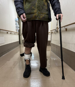 ゲイトソリューションデザインの装具と杖を使った回復期の歩行リハビリ