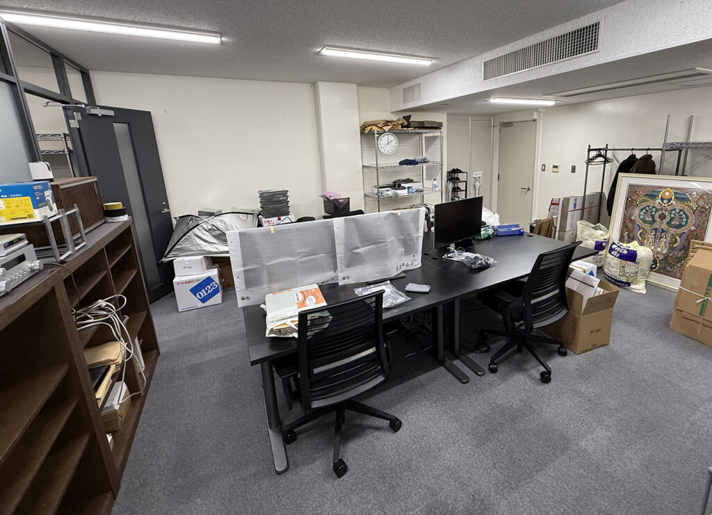 最後の業務を終え、デスクや機材を片付けているオフィス内部の様子