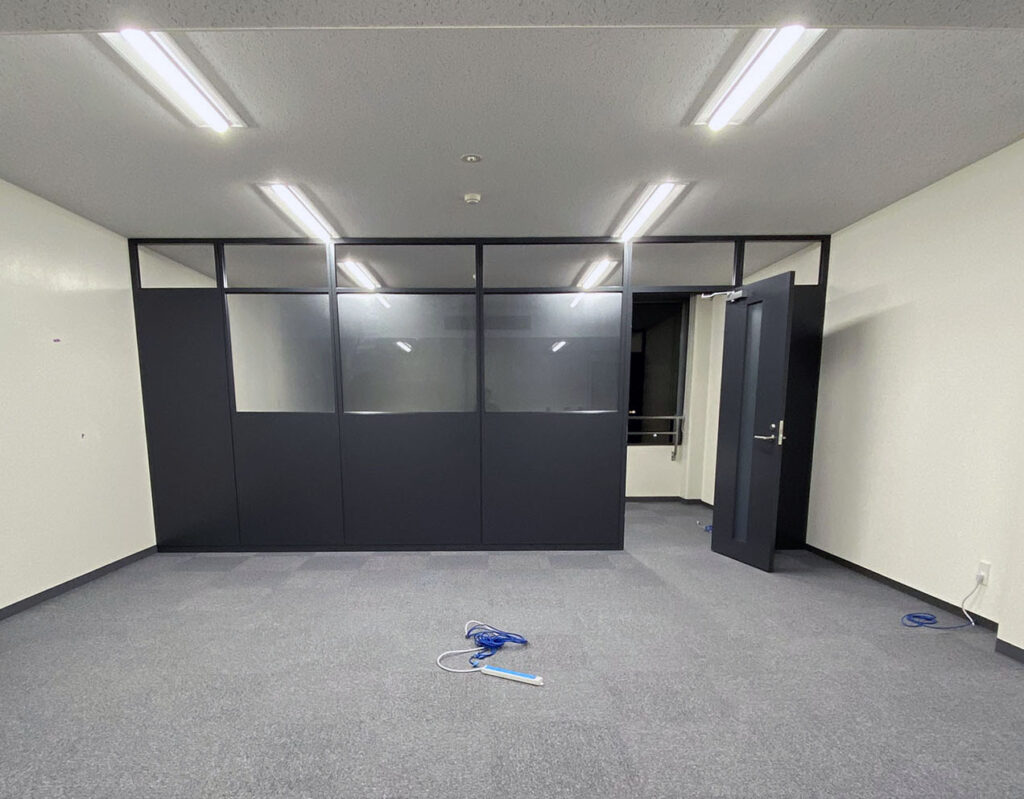 内装工事と防音対策を施した終のオフィス完成直後の室内