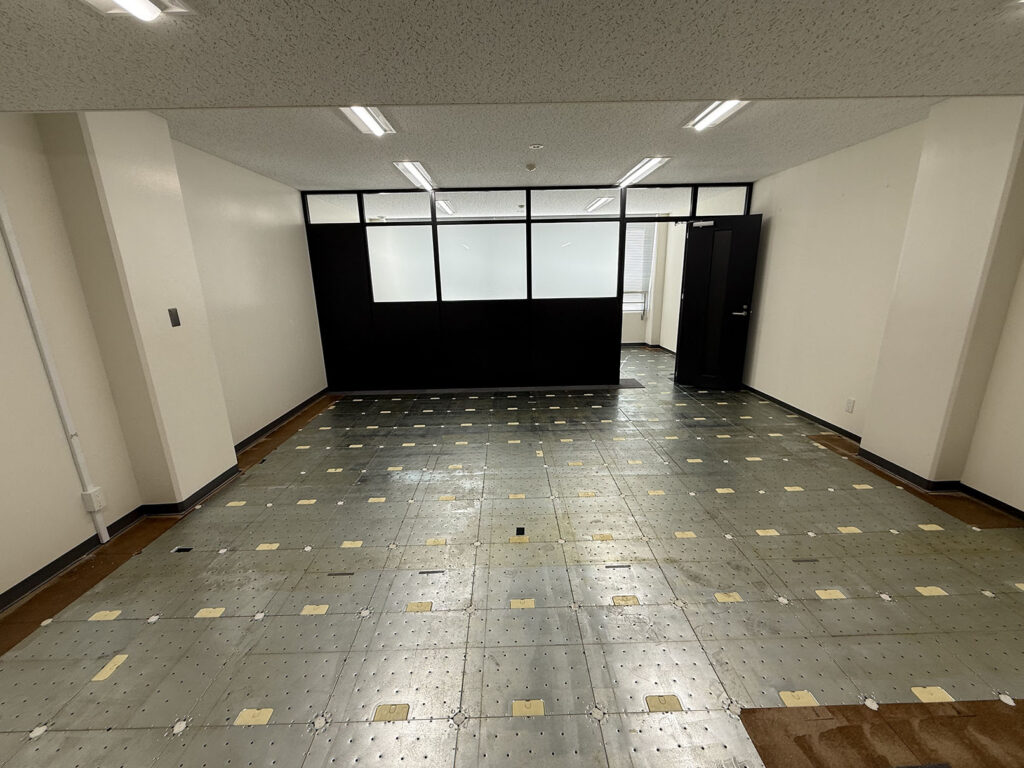 すべての荷物を出した原状回復工事前のオフィス