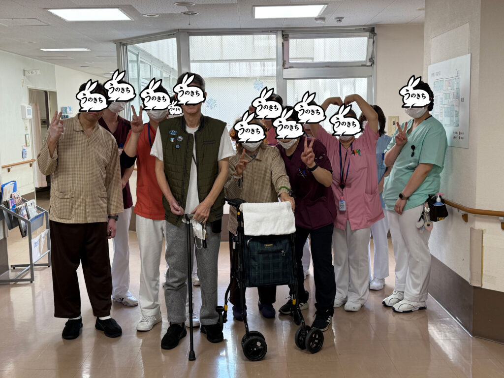 回復期病棟でお世話になった看護師長と看護師の皆さんに囲まれて退院当日に撮影した記念写真