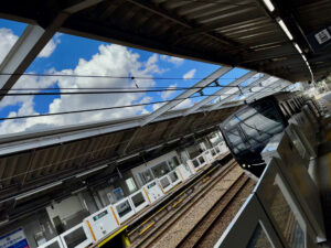 脳梗塞退院後の生活期リハビリを象徴する駅ホームと電車の風景