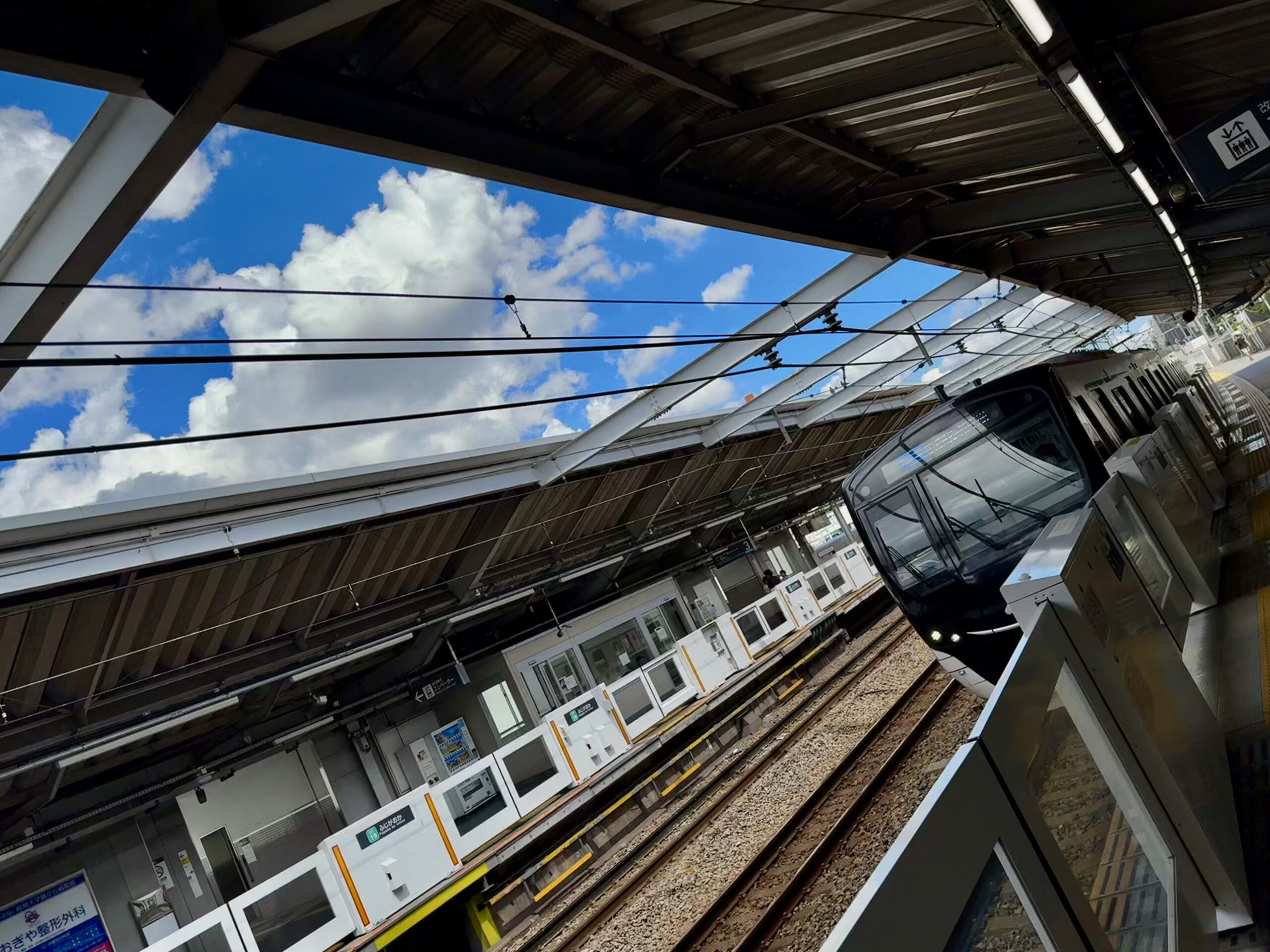 脳梗塞退院後の生活期リハビリを象徴する駅ホームと電車の風景