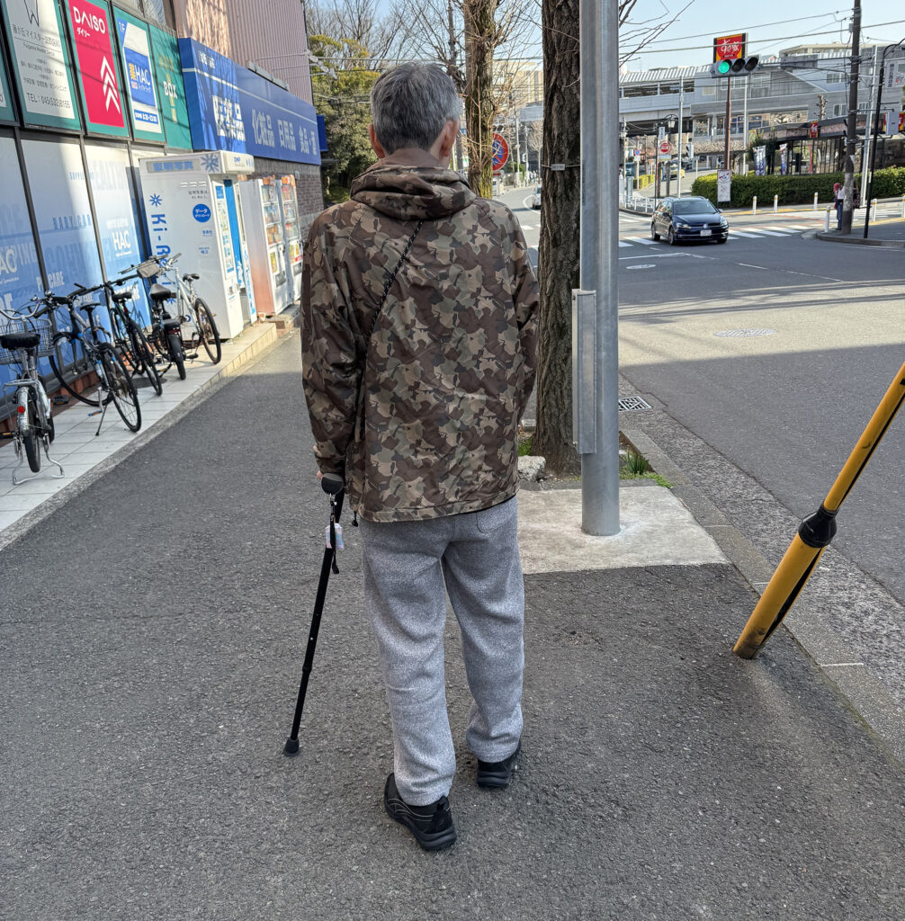 脳梗塞生活期初日、杖と装具を使って駅まで歩く後ろ姿