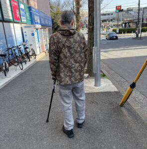 脳梗塞生活期初日、杖と装具を使って駅まで歩く後ろ姿