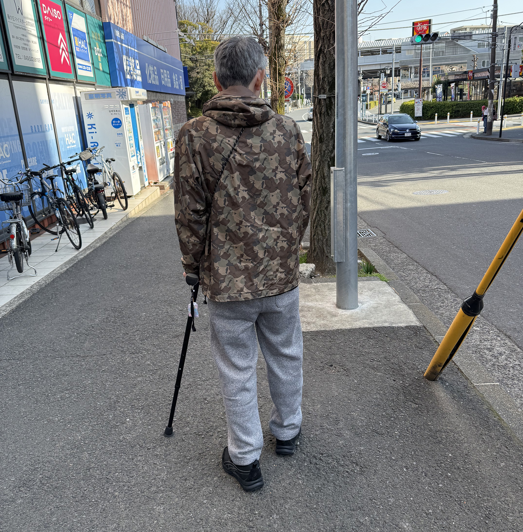 脳梗塞生活期初日、杖と装具を使って駅まで歩く後ろ姿