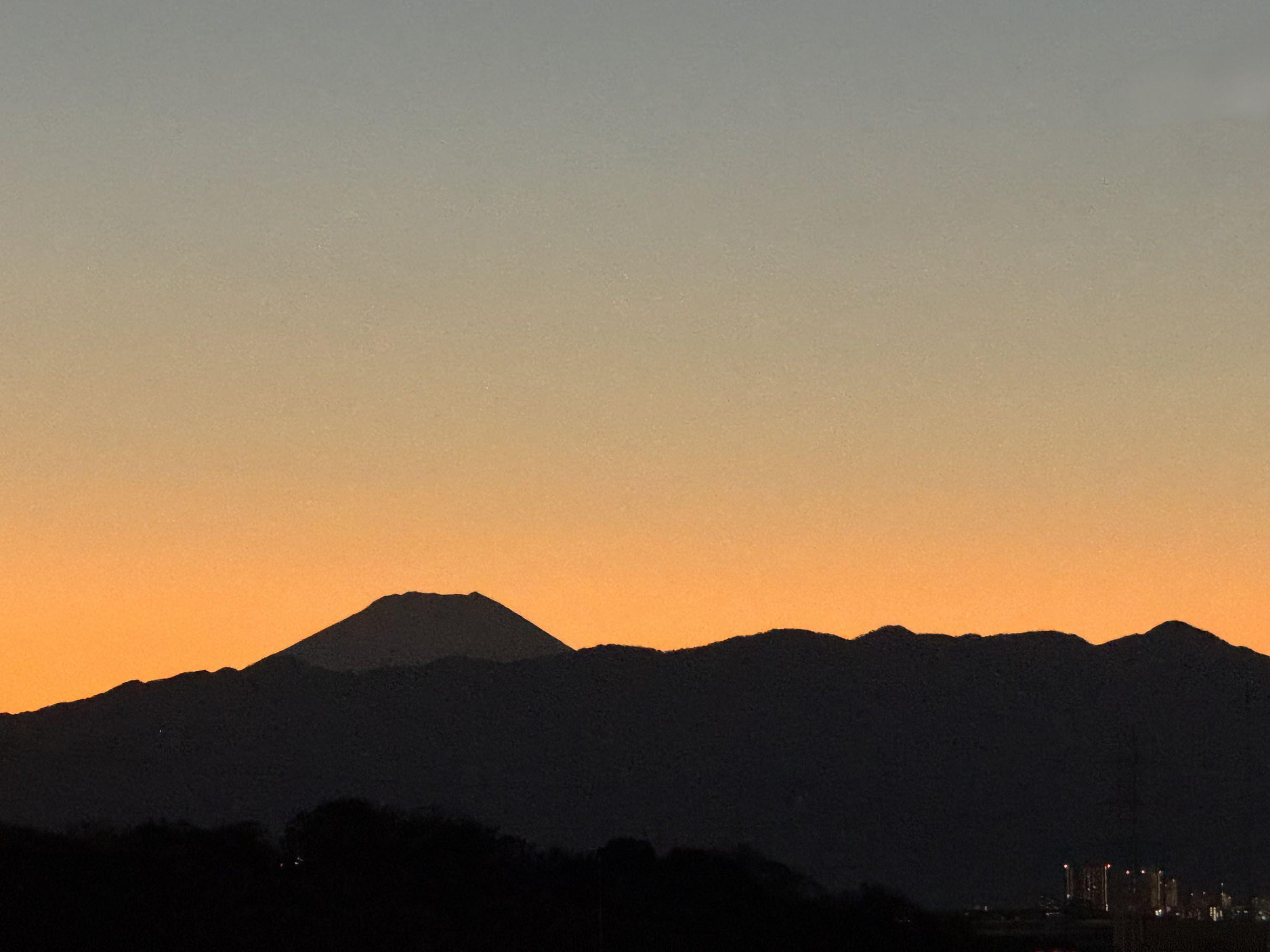 脳卒中の分類（脳梗塞・脳出血・くも膜下出血の違い）を解説する記事のアイキャッチ画像｜夕焼けと富士山のシルエット