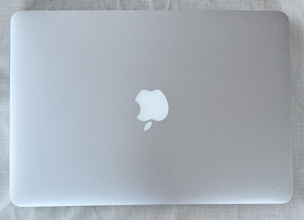脳梗塞後にMacBookの初期化とmacOS再インストールを行った古いシルバーのMacBook