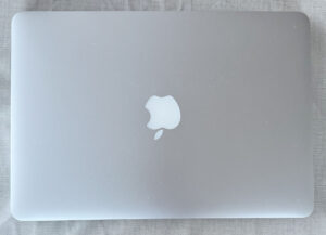脳梗塞後にMacBookの初期化とmacOS再インストールを行った古いシルバーのMacBook