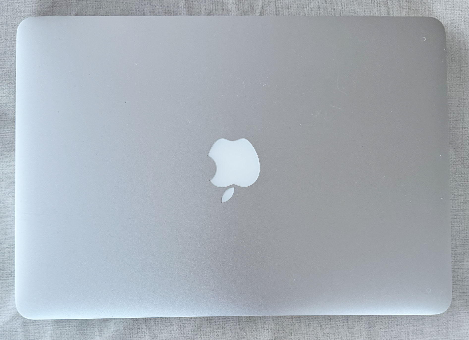 脳梗塞後にMacBookの初期化とmacOS再インストールを行った古いシルバーのMacBook