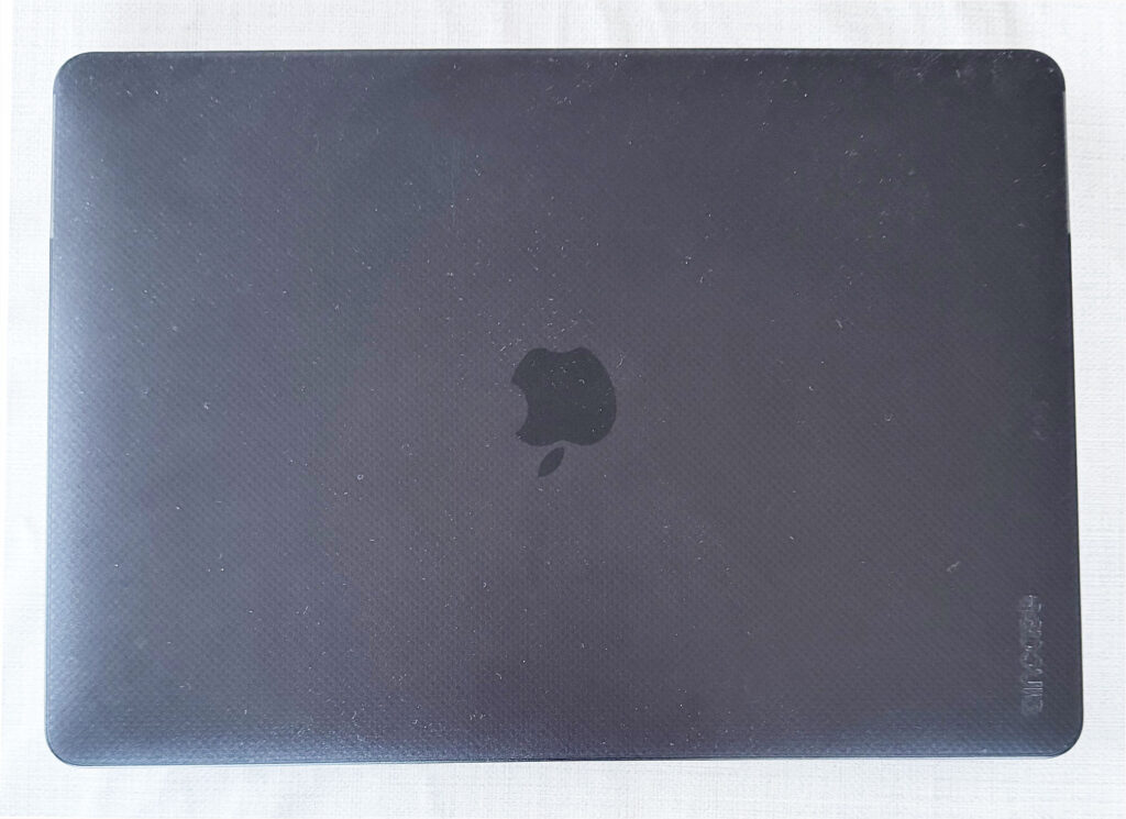 片麻痺後に使用している黒いカバー付きMacBookの写真