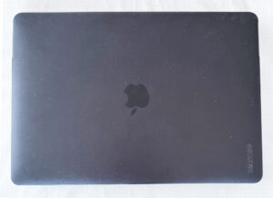 片麻痺後に使用している黒いカバー付きMacBookの写真
