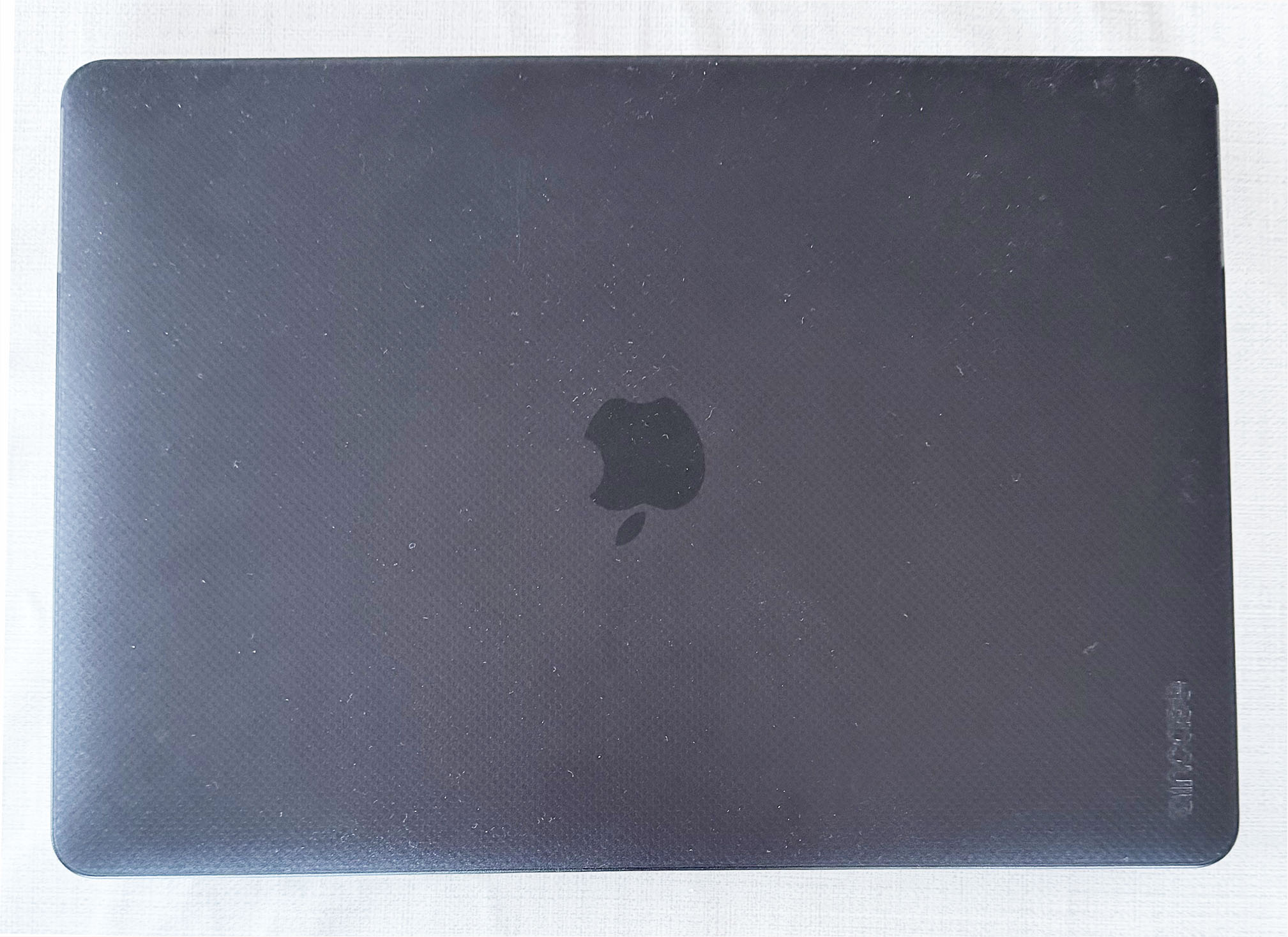 片麻痺後に使用している黒いカバー付きMacBookの写真