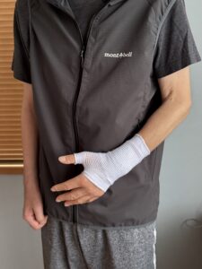 混合性結合組織病による左手首の痛みでサポーターを装着する脳梗塞生活期のリハビリ