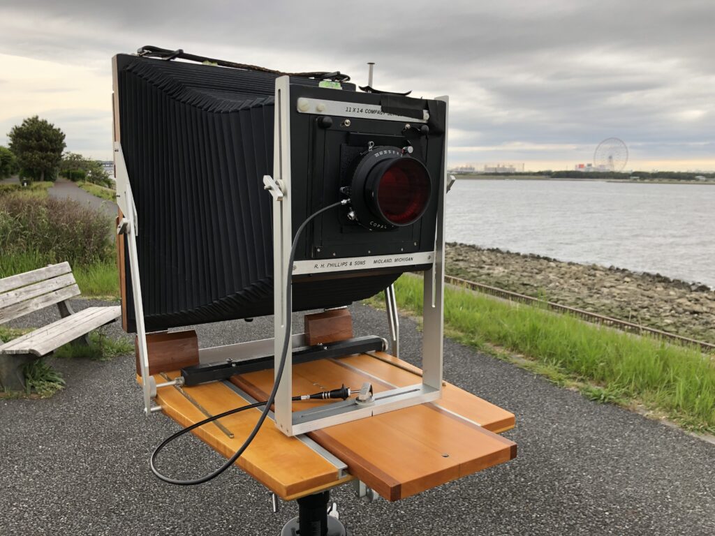 海辺で三脚に設置したPhillips 11×14 Compactの大判カメラとGoerz Dagor（ゲルツ・ダゴール）